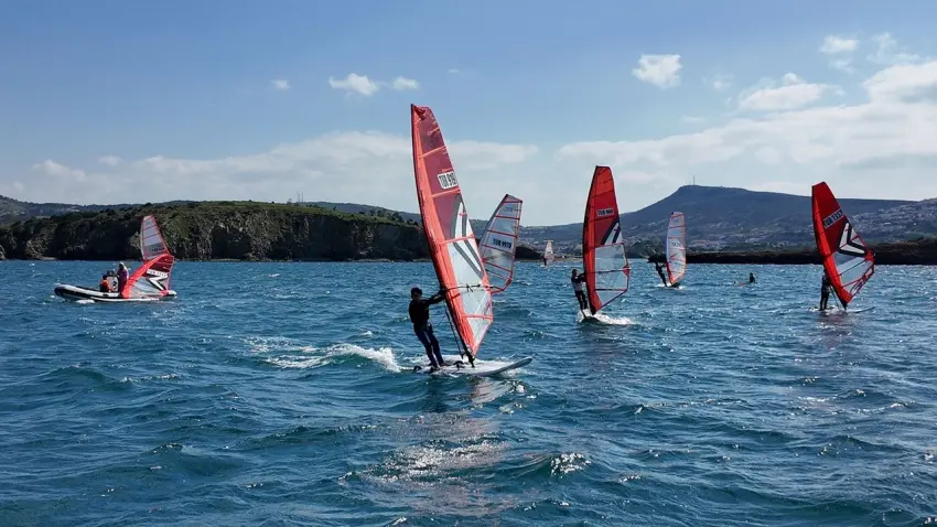 Foça’da valilik kupası heyecanı: 50 sporcu rüzgârla yarıştı haberinin görseli