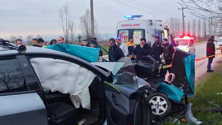 İki araç kafa kafaya çarpıştı: 1 yaralı