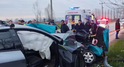 İki araç kafa kafaya çarpıştı: 1 yaralı