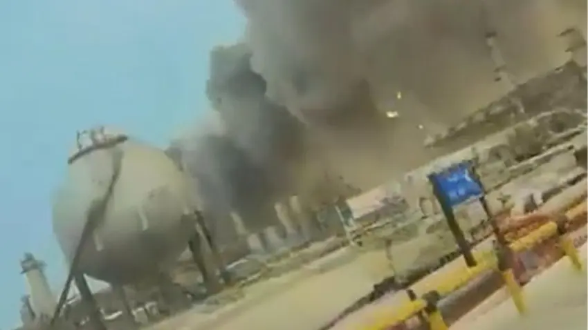 İran, Suudi Arabistan'daki en kritik petrol rafinerisini vurdu haberinin görseli