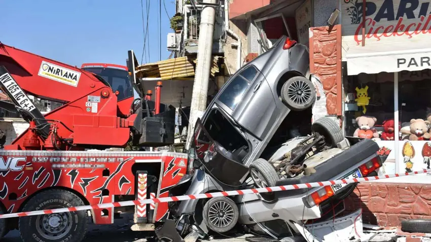 İzmir’de freni boşalan vinç 2 otomobili iş yerine sürükledi haberinin görseli