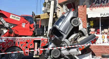 İzmir’de freni boşalan vinç 2 otomobili iş yerine sürükledi