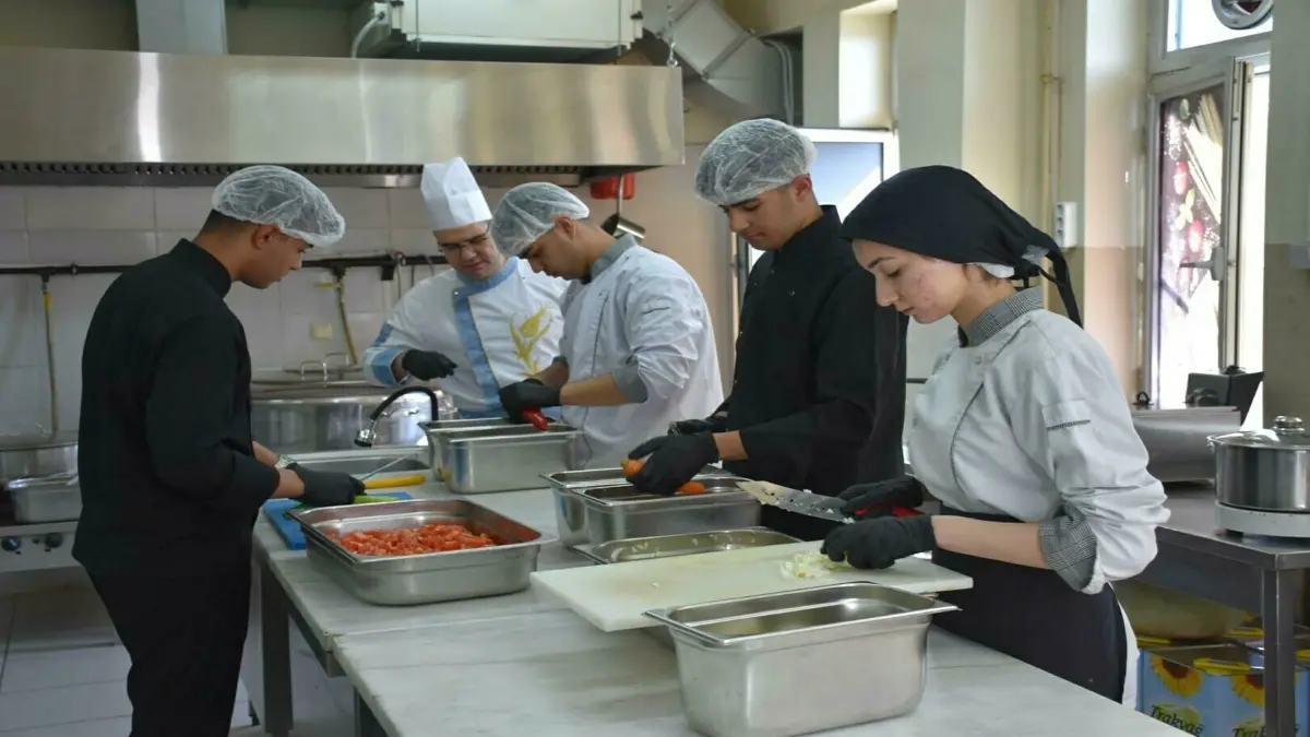 İzmir’de okuldan işçiye iftarlık ikram görseli