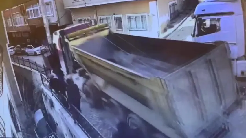 Kağıthane’de korkunç olay: Yokuştan kayan kamyonu durdurmak isterken canından oldu haberinin görseli