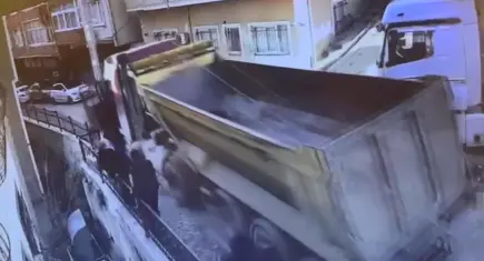 Kağıthane’de korkunç olay: Yokuştan kayan kamyonu durdurmak isterken canından oldu