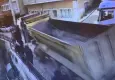 Kağıthane’de korkunç olay: Yokuştan kayan kamyonu durdurmak isterken canından oldu