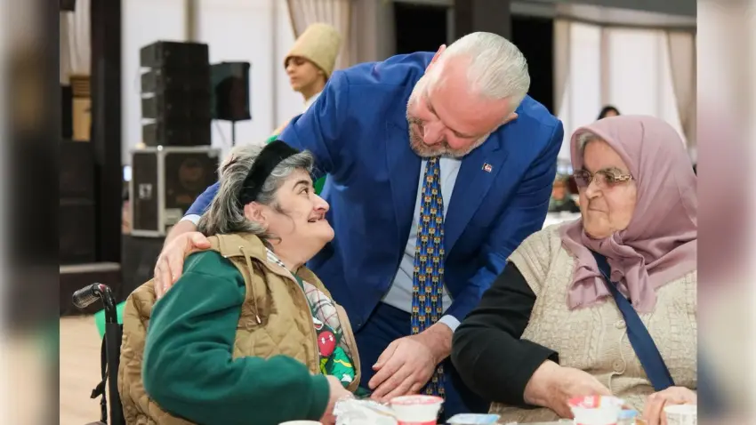 Menemen’de Ramazan iftarları: Başkan Pehlivan Menemenlilerle  bir arada haberinin görseli