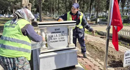 Torbalı’da şehit mezarlıkları yağışın izlerinden arındırıldı