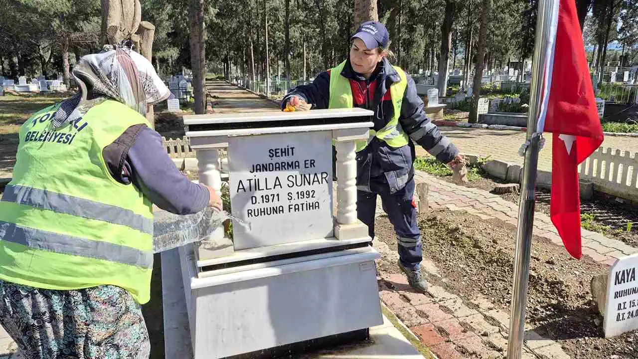 Torbalı’da şehit mezarlıkları yağışın izlerinden arındırıldı