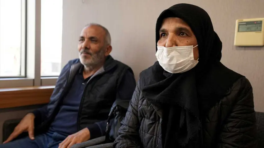 Depremde evlatlarını kaybetti, eşinin bağışladığı böbrekle hayata tutundu haberinin görseli