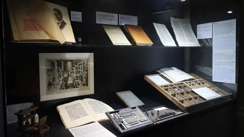 Dünyanın en küçük kitabı İzmir’de sergileniyor haberinin görseli