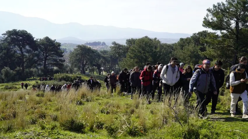 Gençler baharı Efes-Mimas Yolu’nda karşıladı haberinin görseli