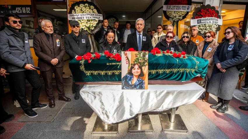 İzmir basınının acı günü; Gazeteci Burcu Yanar son yolculuğuna uğurlandı haberinin görseli