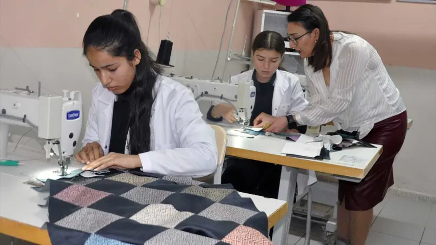 İzmirli öğrenciler atık kumaşlardan seccade dikti haberinin görseli