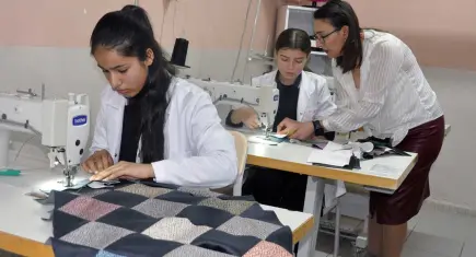 İzmirli öğrenciler atık kumaşlardan seccade dikti