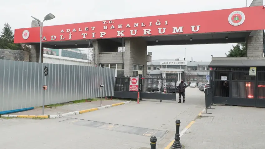 Zeytinburnu’nda cansız bedenleri bulundu: Anne ve kızının cenazeleri aileye teslim edildi haberinin görseli