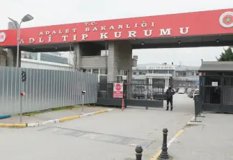 Zeytinburnu’nda cansız bedenleri bulundu: Anne ve kızının cenazeleri aileye teslim edildi