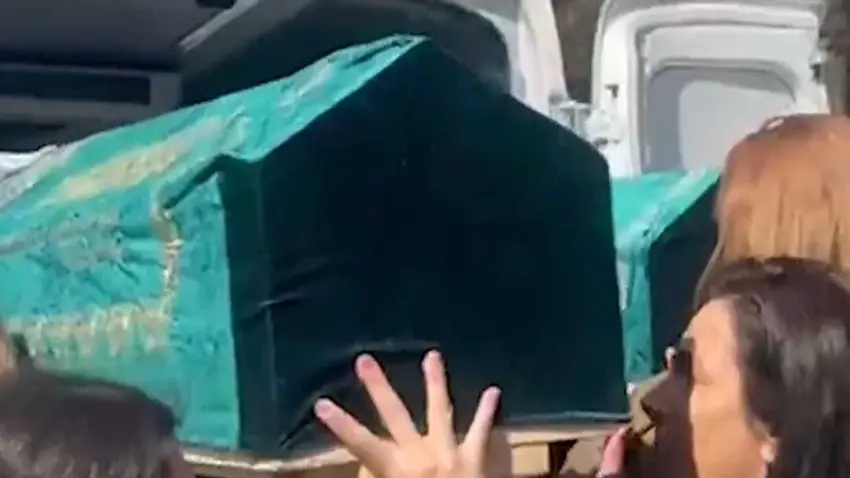 Acı vedada arbede: Fatma Nur ve Küçük Hifa defnedilirken ortalık karıştı haberinin görseli