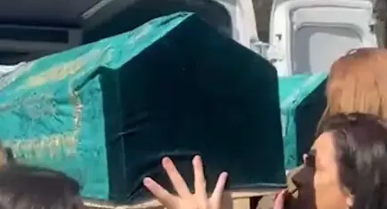 Acı vedada arbede: Fatma Nur ve Küçük Hifa defnedilirken ortalık karıştı