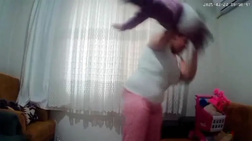 Antalya'da 1 yaşındaki bebeğini döven annenin cezası belli oldu haberinin görseli