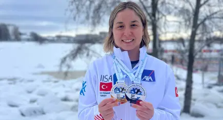 Buz yüzmede tarihi sonuç: Rekorla gelen şampiyonluk