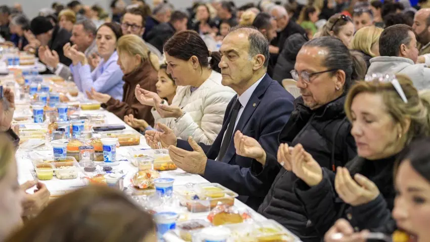İzmir Büyükşehir Belediyesi iftar sofrasını bu kez Foça’da kurdu haberinin görseli