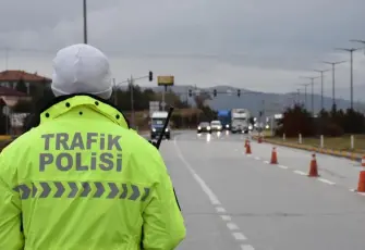 İzmir haber: Motosikletini tek teker üzerinde kullanan sürücüye 57 bin lira ceza