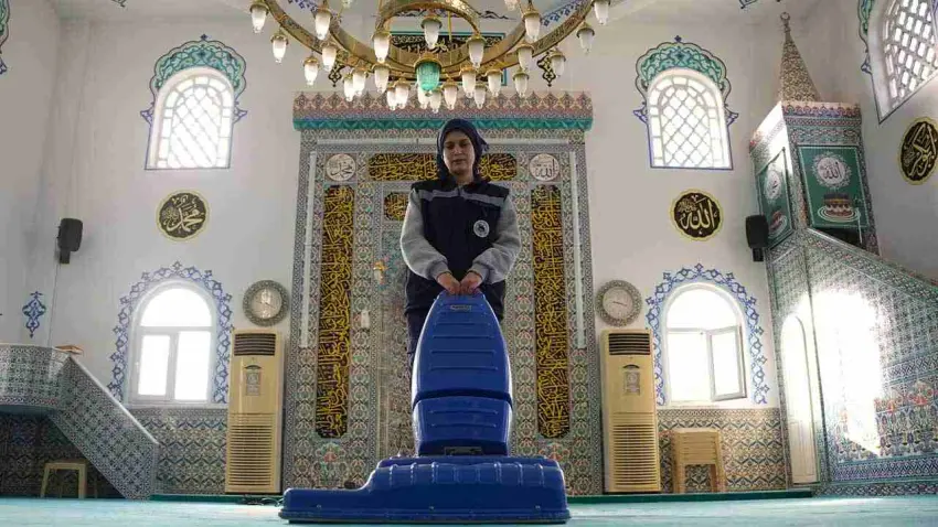 Kemalpaşa’da camilerde temizlik sefereberliği haberinin görseli