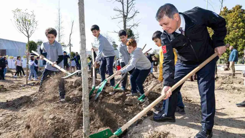 Kültürpark’ta beton alanlar yeşile dönüşüyor haberinin görseli