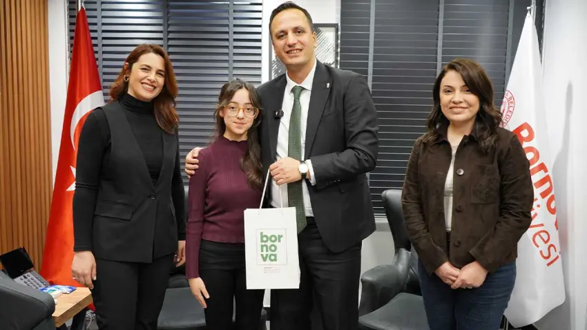 Bornova’da eğitime destek, başarılı öğrencilere ödül haberinin görseli