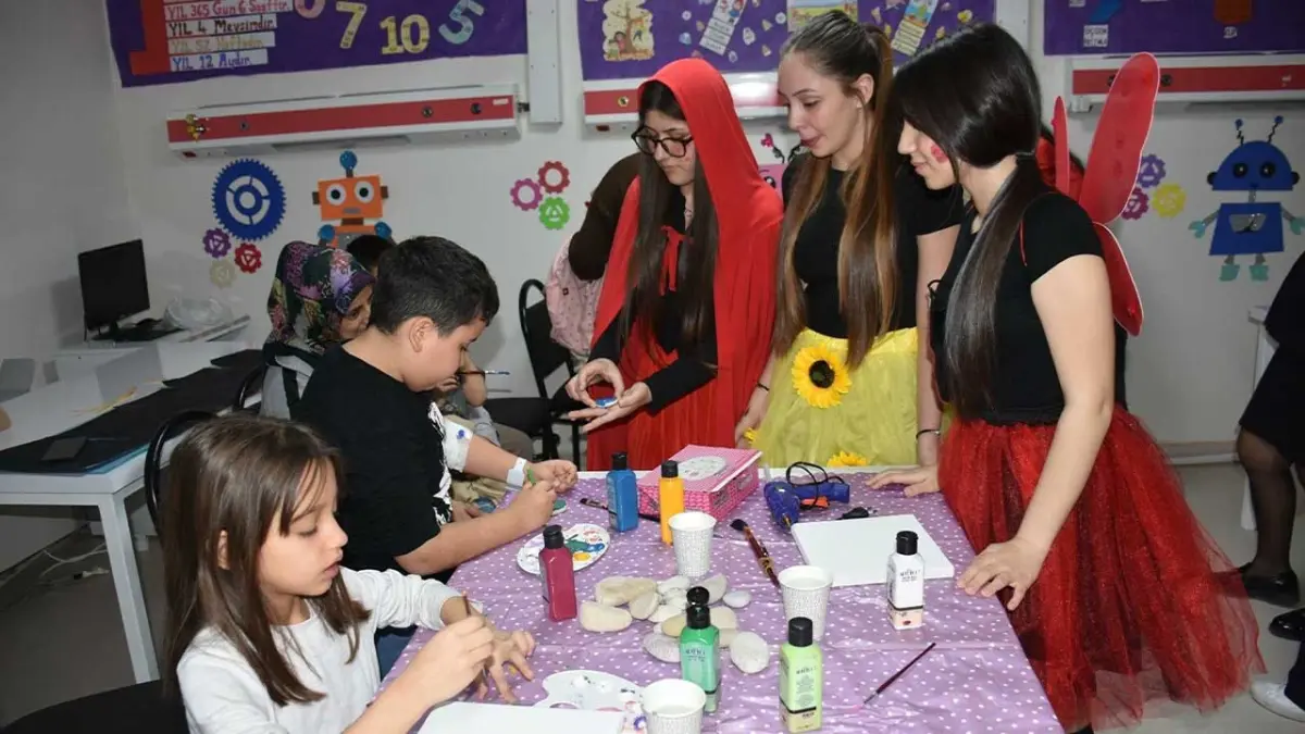 Hastane sınıfında oyunlarla moral buldular görseli