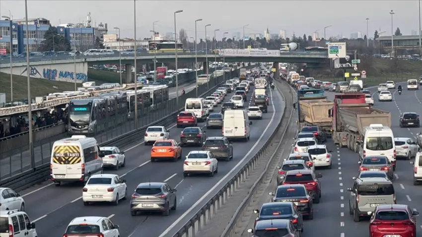 İstanbul’da trafik yoğunluğu yüzde 89’a ulaştı haberinin görseli