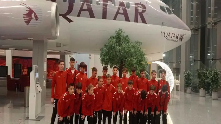  Katar'da mahsur kalan  minik futbolcular için diplomasi trafiği! haberinin görseli