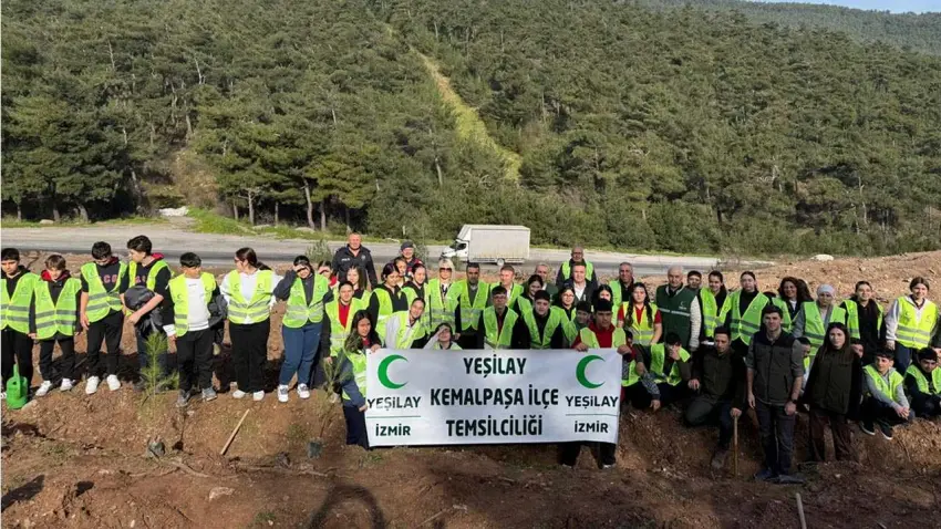 Kemalpaşa'da öğrenciler Yeşilay Haftası’nda 200 fidanı toprakla buluşturdu haberinin görseli