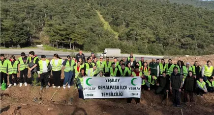 Kemalpaşa'da öğrenciler Yeşilay Haftası’nda 200 fidanı toprakla buluşturdu