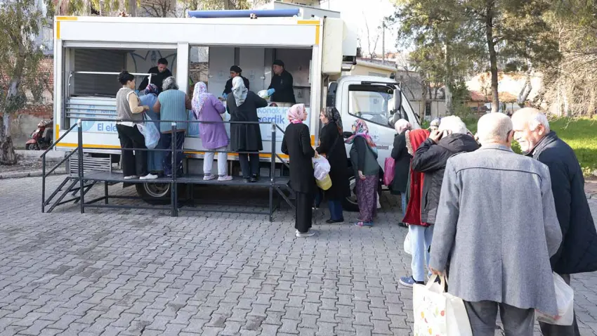 Konak’ta Ramazan dayanışması: Zafertepe’de sıcak yemek dağıtımı haberinin görseli