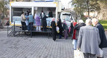 Konak’ta Ramazan dayanışması: Zafertepe’de sıcak yemek dağıtımı