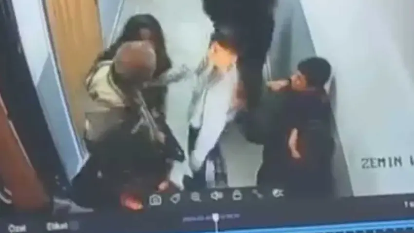 Okul koridorunda utanç görüntüleri: 8 yaşındaki çocuğa kar topu dayağı! haberinin görseli