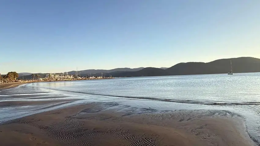 Akyaka’da deniz 10 metre çekildi: Kum adacıkları drone ile görüntülendi haberinin görseli