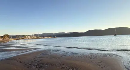 Akyaka’da deniz 10 metre çekildi: Kum adacıkları drone ile görüntülendi