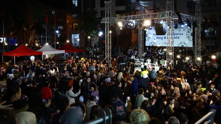 Balçova’da ramazan coşkusu Cumhuriyet Meydanı’na taştı! haberinin görseli