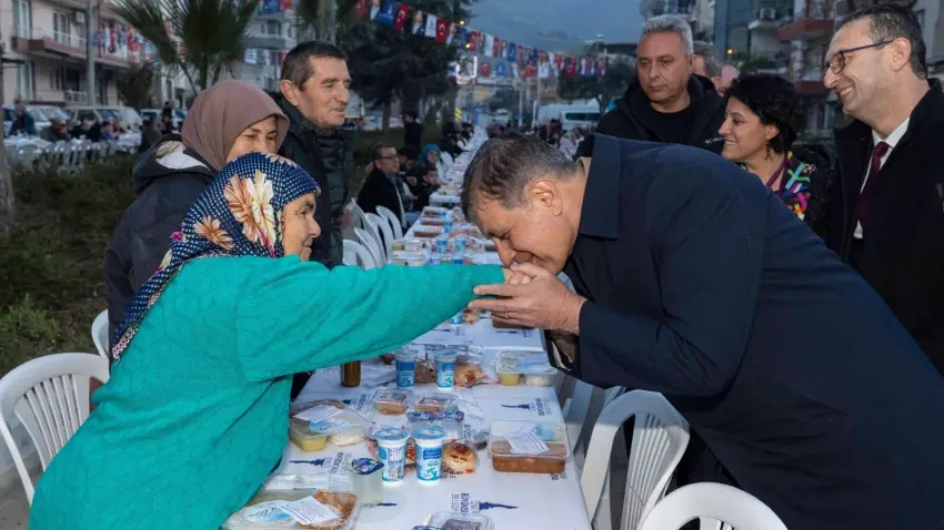 Belediyenin iftar sofrası Beydağ’da kuruldu: Üreticiye fidan desteği yapıldı haberinin görseli