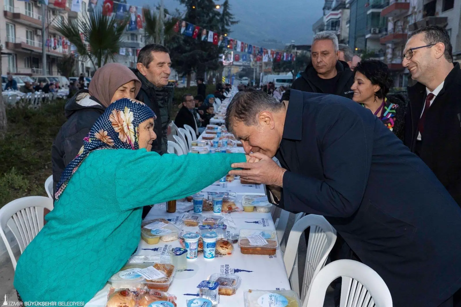 Belediyenin iftar sofrası Beydağ’da kuruldu: Üreticiye fidan desteği yapıldı