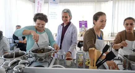 Çiğli’de tencereler dayanışma için kaynıyor: ‘Mahalle Mutfağı’ hizmete açıldı!