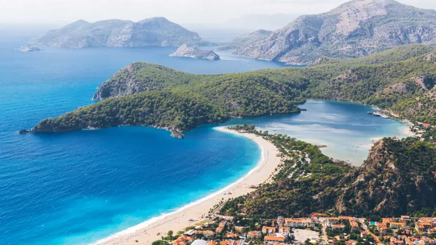 Ege’de turizm ara tatil ve bayramla hareketleniyor haberinin görseli