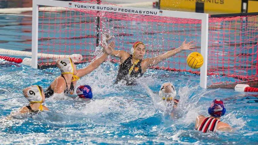 Göztepe’nin sutopunda Avrupa zaferine Başkan Tugay da eşlik etti haberinin görseli