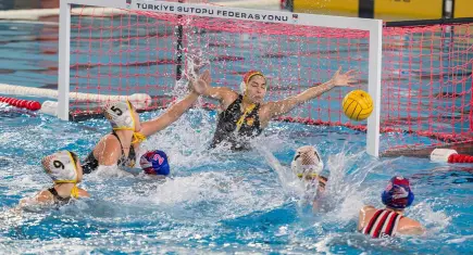 Göztepe’nin sutopunda Avrupa zaferine Başkan Tugay da eşlik etti