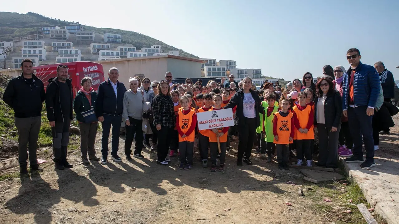 Güzelbahçe’de yeşil seferberlik: 1000 zeytin fidanı toprakla buluştu
