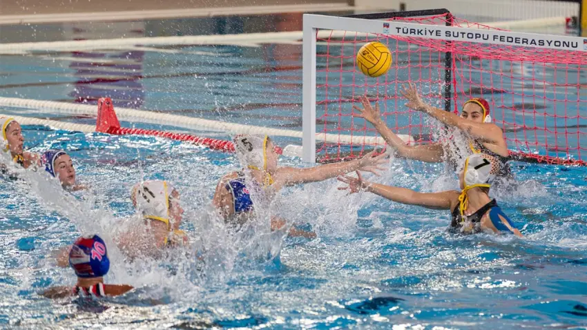 İzmir’de Avrupa Kadınlar Sutopu Şampiyonası: Göztepe’nin Avrupa zaferine Başkan Tugay da eşlik etti haberinin görseli