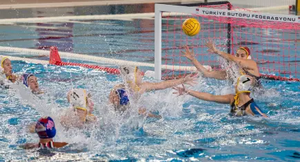 İzmir’de Avrupa Kadınlar Sutopu Şampiyonası: Göztepe’nin Avrupa zaferine Başkan Tugay da eşlik etti